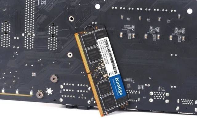 据悉,这块全球首款ddr5笔记本内存单条容量为16gb,标准频率为4800mhz