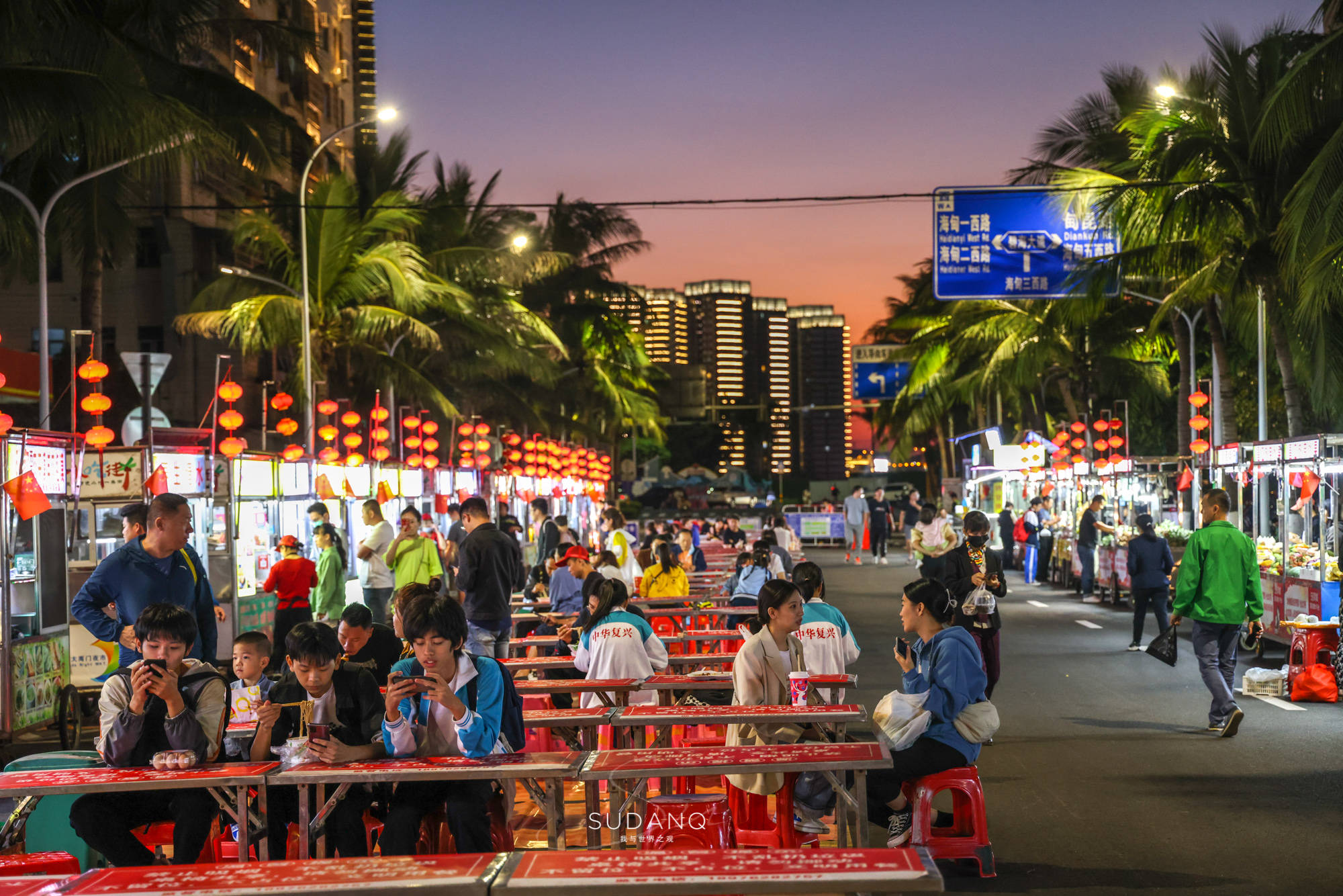 暮色低垂,华灯初上,来海口旅游不去一趟海大南门夜市,可能会留下遗憾