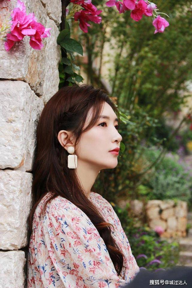 原创江疏影不愧是气质美女,米白衬衫配半裙皮肤白皙,踩小白鞋很少女