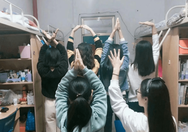 辅导员另类查寝,摆出"特定姿势"拍照打卡,学生画风逐渐跑偏_寝室