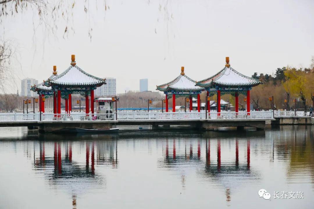 初雪降临后,南湖公园内银装素裹,湖面水光粼粼,迎来了一大批市民朋友