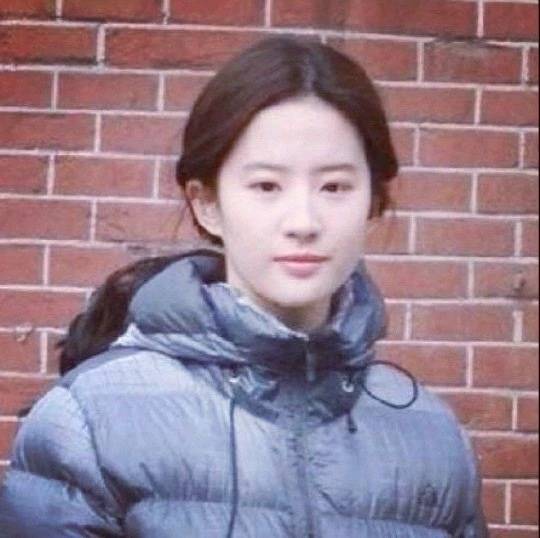 但其实刘亦菲眼睛并不小,她的眼睛也是丹凤眼,这双眼也是她身上仙气