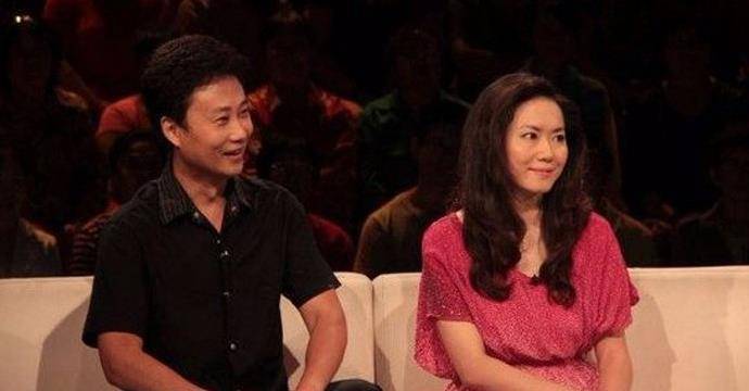2000年,军旅歌手耿为华,将自己的粉丝女友郑佳带回了家.