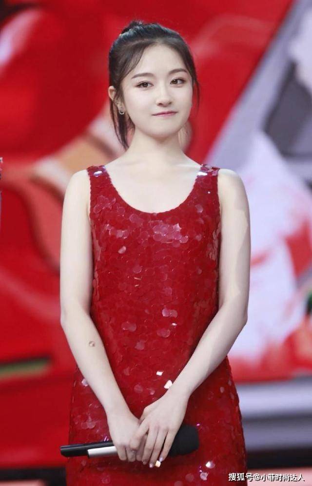 19岁李兰迪也穿红色亮片裙配上高马尾时尚性感又俏皮可爱