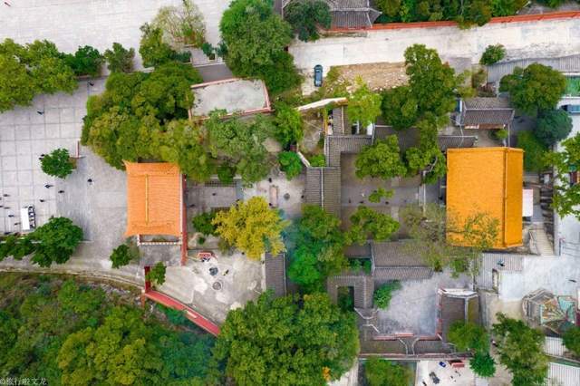 原创淮北旅游,在相山公园看到显通寺,香火好旺盛,还有年轻人