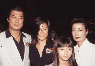 罗美薇和邓光荣的关系起源于一部电影,当时他们在电影中扮演父女.