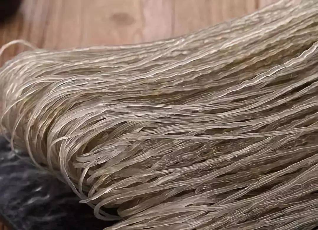 烧粉条 烧,其实是最直接检验粉条是否合格的一种手段,真正的红薯粉条