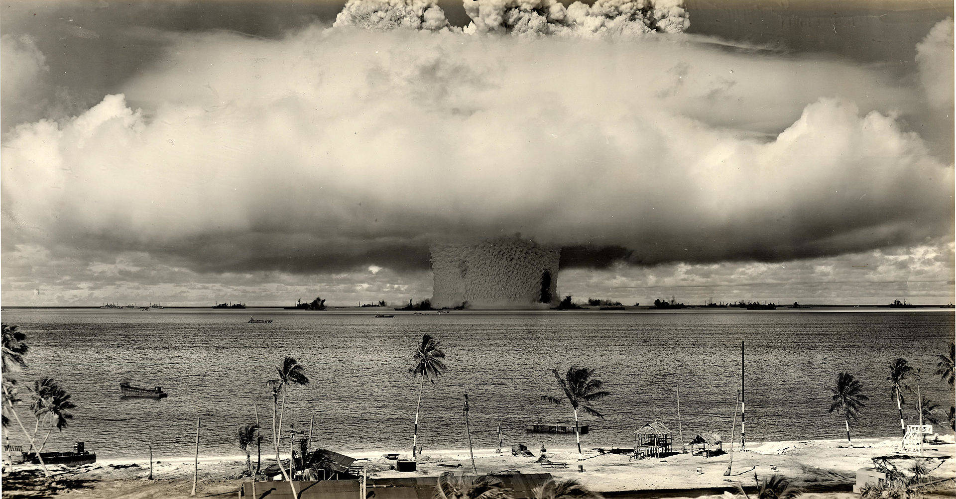 辐射尘1952年11月1日,太平洋上的比基尼环礁上试爆成功了第一枚氢弹