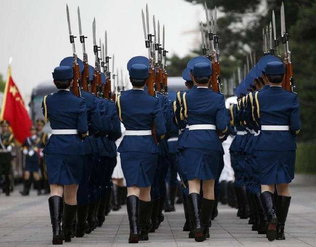 身高平均173cm的女兵部队,巾帼不让须眉!网友纷纷点赞