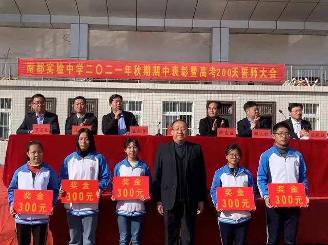 校长李卓民为受表彰学生颁奖