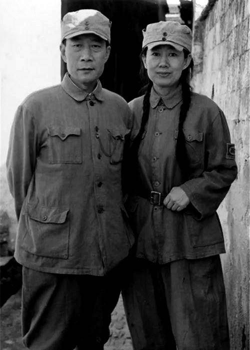 后来小疙瘩越来越大,李雪健被妻子于海丹强拉着去医院检查了一下,被