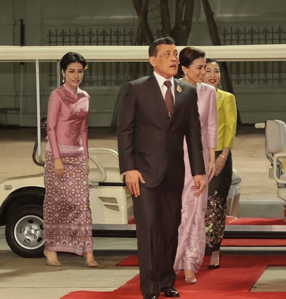 原创37岁最美泰国王妃爱撒娇,披肩给泰王戴在头上,把他当真正的丈夫