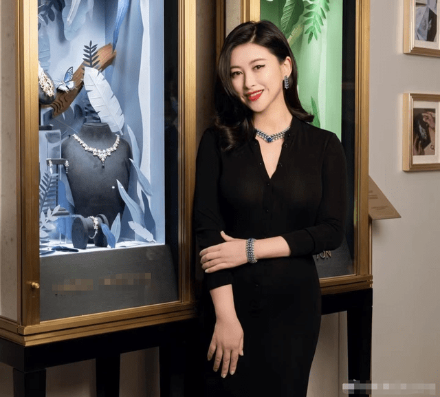 朱珠产女两月近况曝光,穿紧身长裙大秀好身材,恢复之快令人惊讶