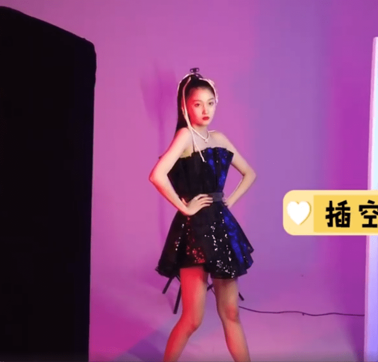 不过关晓彤的身材大家也就羡慕羡慕就好了,作为女明星,在娱乐圈当中