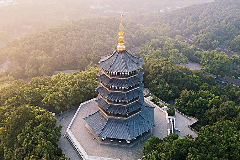 杭州西湖旁的雷峰塔,外形古典却是近年重建,已列入"西湖十景"