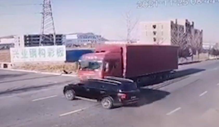 辽宁丹东一轿车撞货车致3人死亡,现场监控曝光