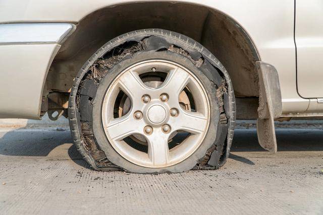 原创汽车轮胎有了裂纹还能用吗?如何判断轮胎是否需要更换?