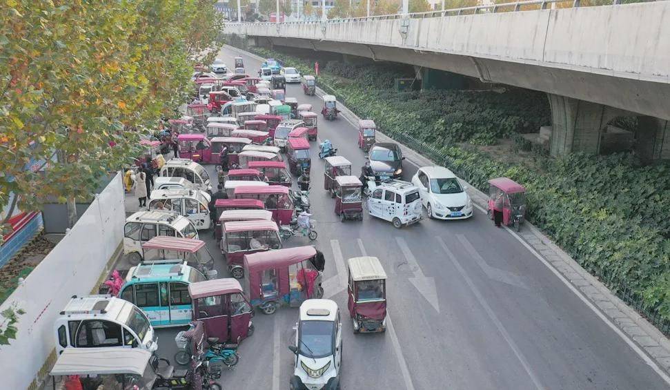 傍晚放学时,学校周边道路拥挤严重