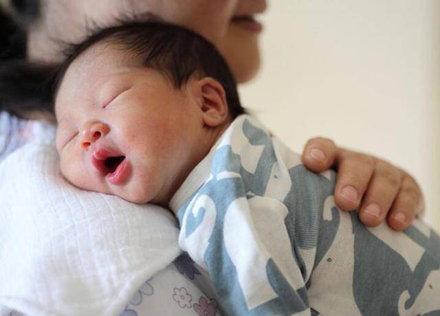 4个新生宝宝喂养基础知识：掌握了才能正确喂奶,不焦虑不坑娃