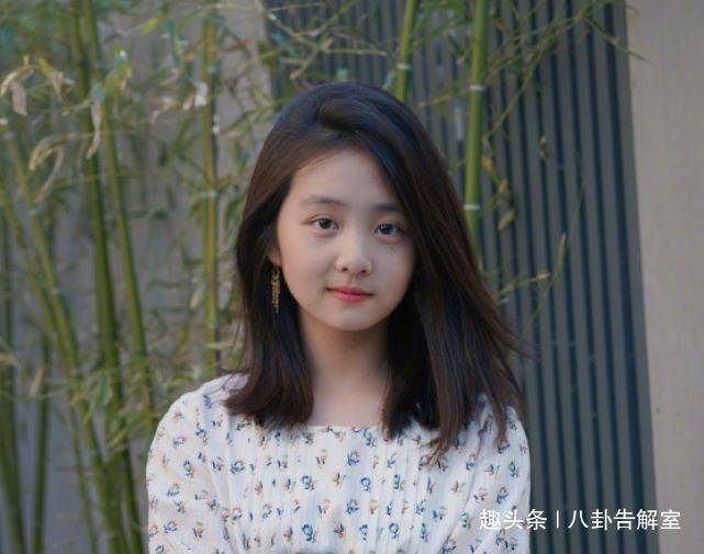 都说黄磊女儿长相惊艳,但看到徐峥女儿,才知啥叫"美若