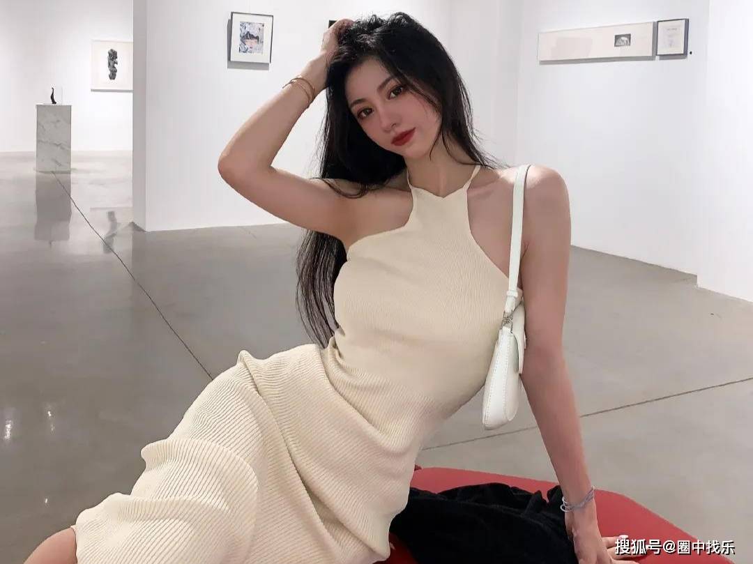 而且dollardoris本人丝毫不扭捏晒出自己的身材照,我们也可以从照片