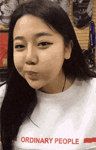 搞笑gif段子:旁边站了一个漂亮妹子,我忍不住多看了几