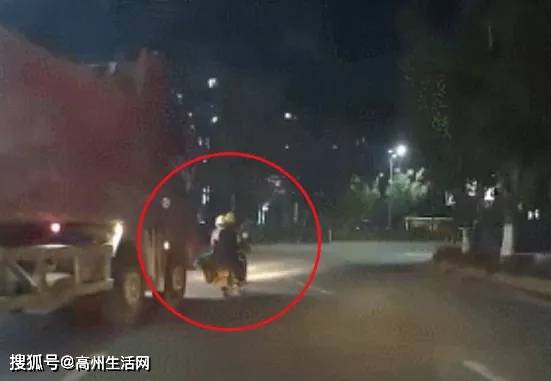恐怖!高州一摩托车与泥头车抢道,这下惨了