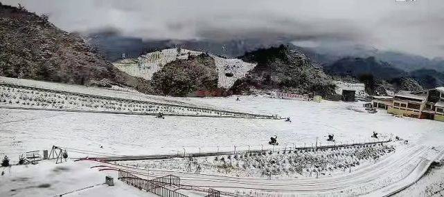 巴山大峡谷罗盘顶又下大雪了!_雪地摩托_滑雪_玩法