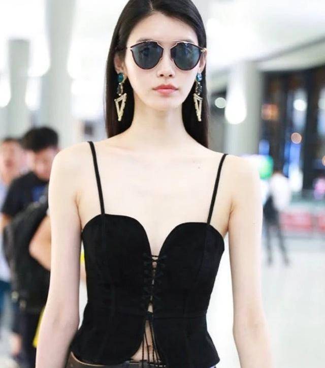 原创奚梦瑶曾穿吊带走机场美得好精致九头身的黄金比例身材太吸睛