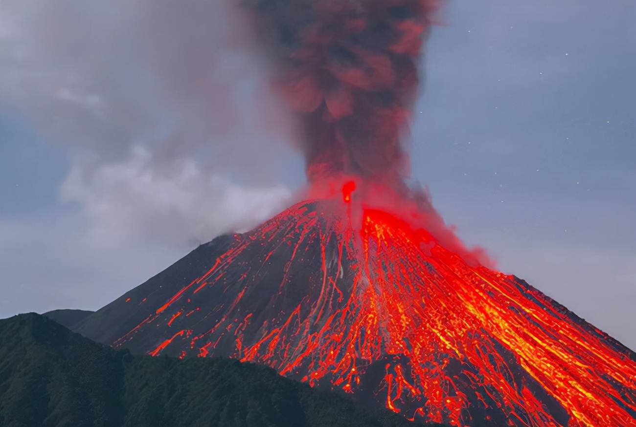 水火不容,那么海底的火山爆发,海水为什么浇不熄灭呢?