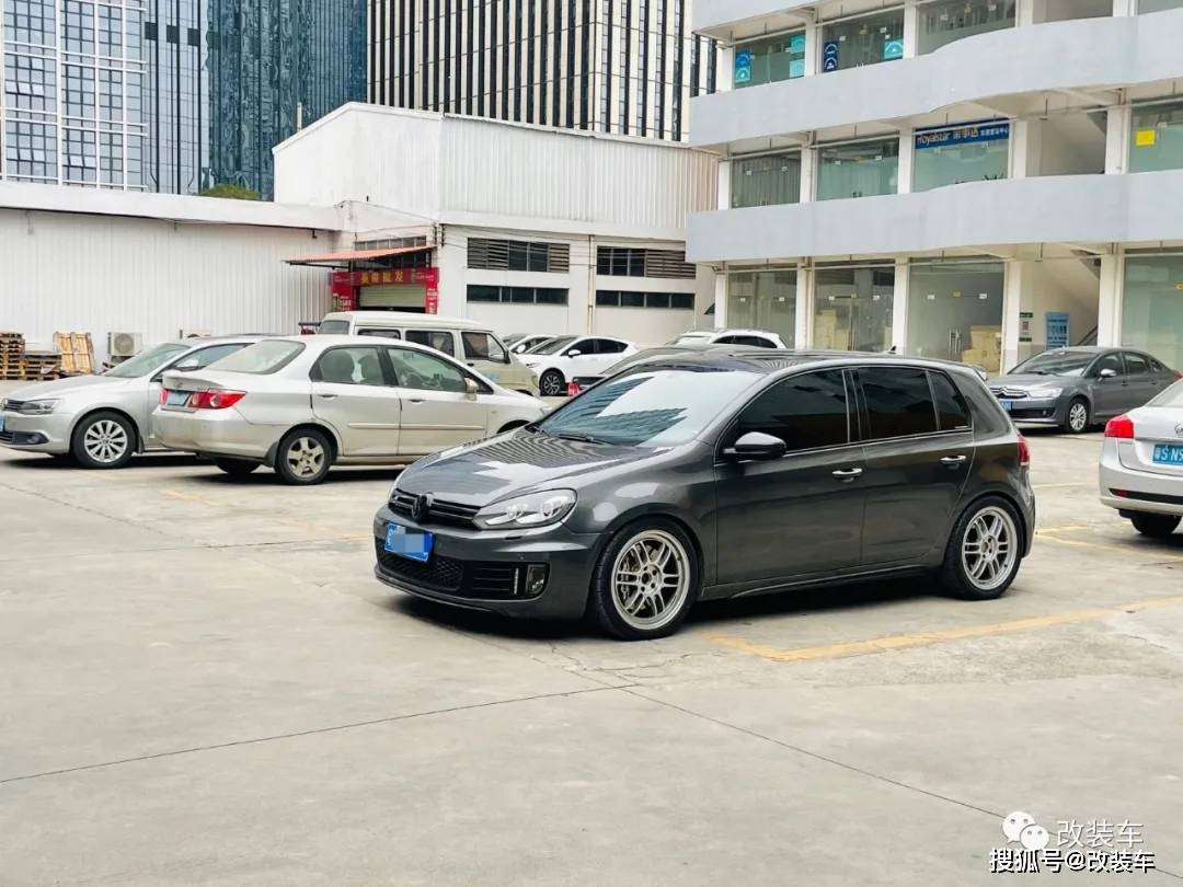 姿态与性能并存的6代高尔夫gti,01年车主表示玩车很穷