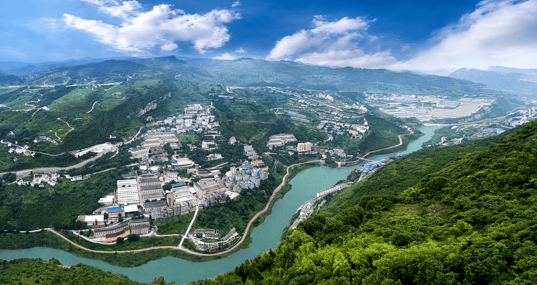 茅台镇全年冬暖夏热,属中亚热带湿润季风气候,雨水少,风速小,平均气温