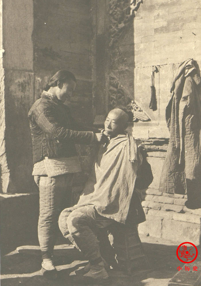 展现了大约90-100年前老北京的社会生活风貌,体现着老北京的古风古韵