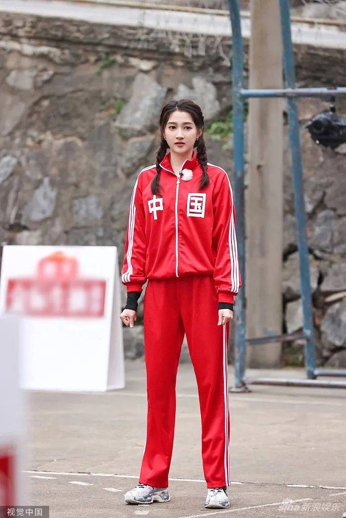 关晓彤穿着红色运动服,梳着麻花小辫子,她俏脸清丽,秀眸灵动,一看就