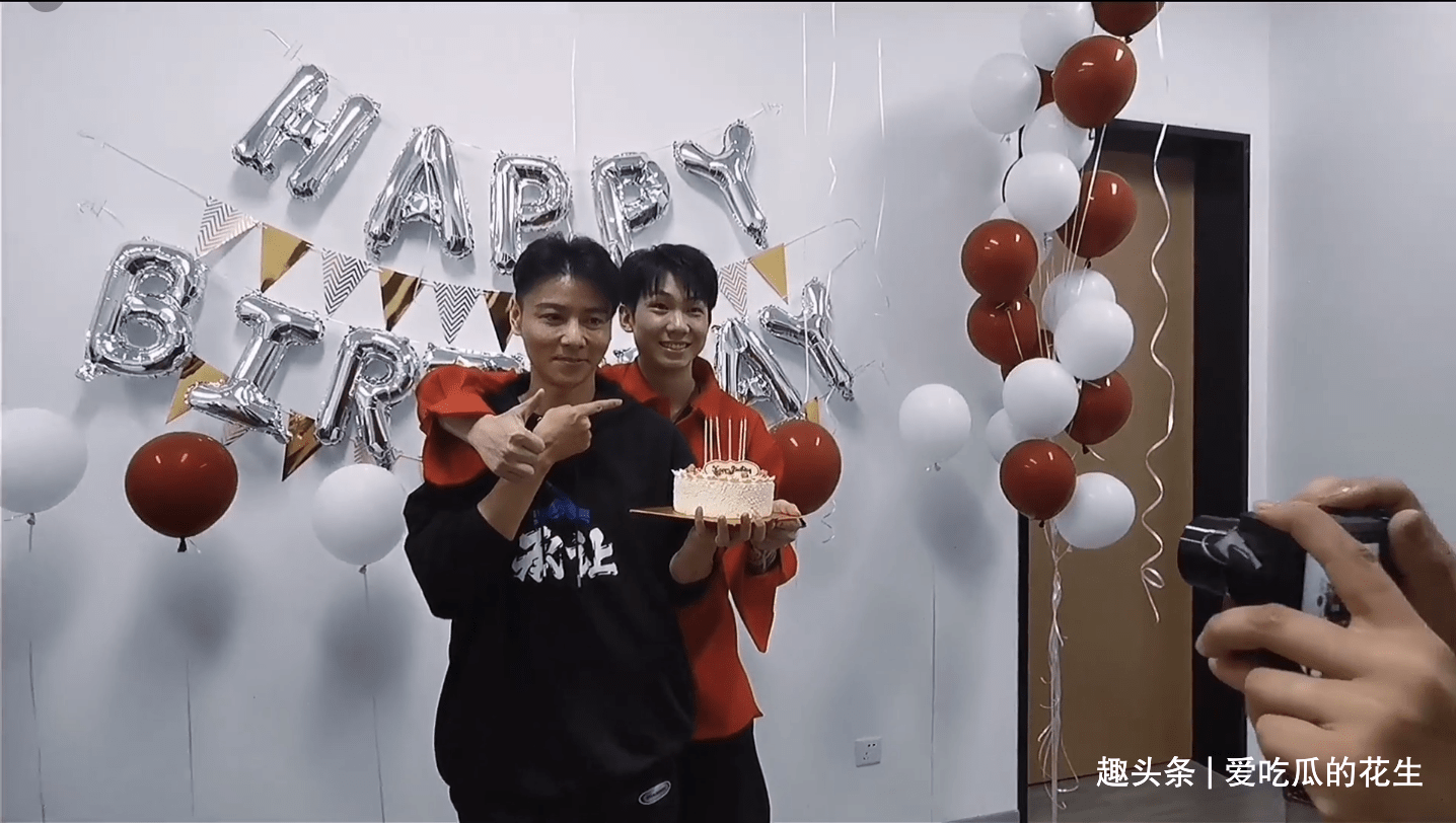 蔡少芬张晋秘密探班白举纲送惊喜 提前给白举纲过生日_高瀚宇_干儿子