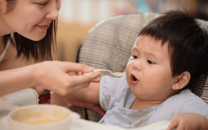 孩子一岁后,多喝奶还是多吃饭？妈妈别自作主张听听营养师建议