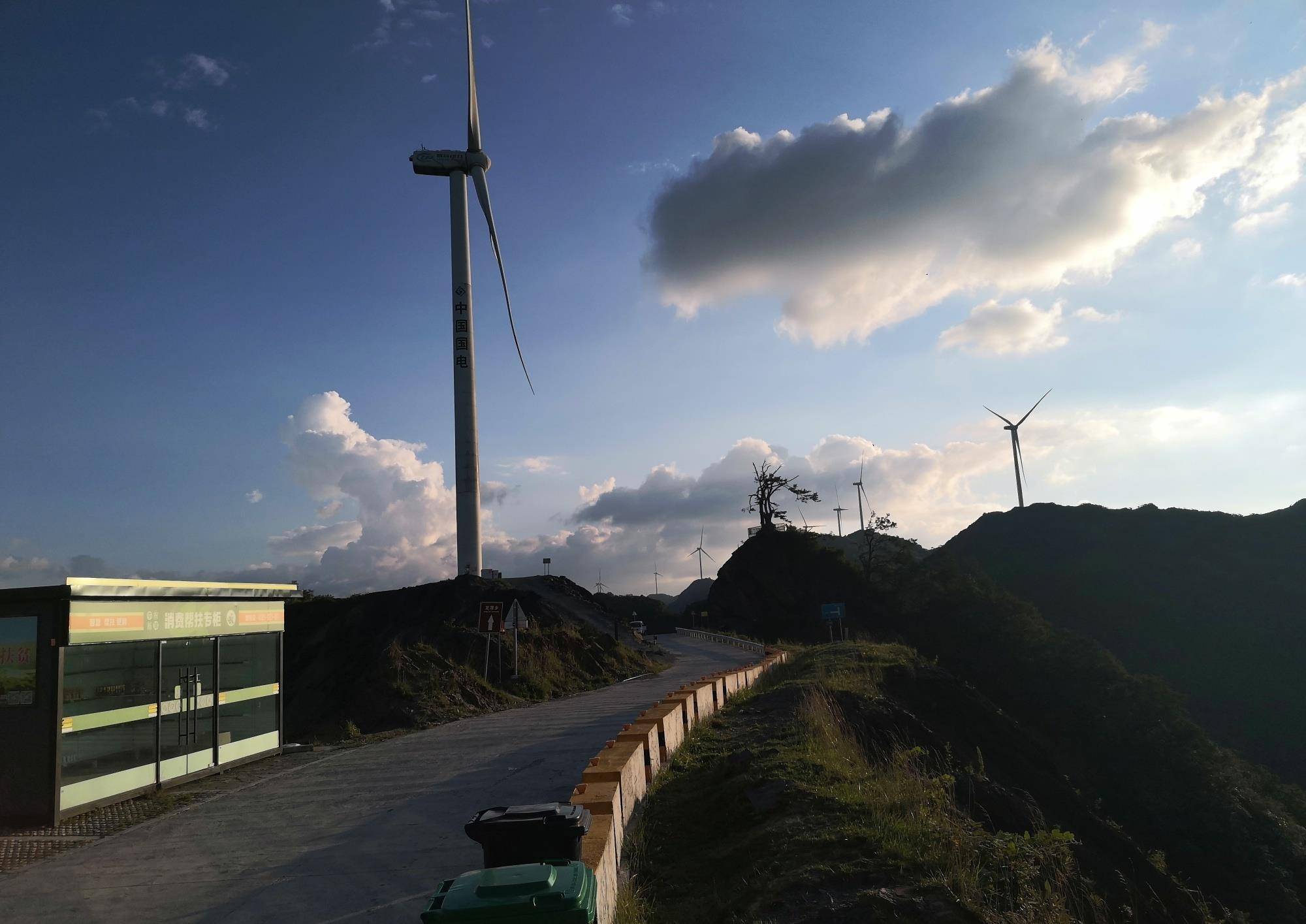 重庆一处隐藏在高山中的网红地,这里是风力发电的圣地