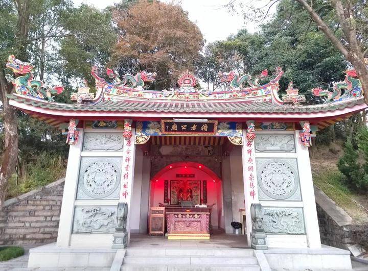 在三平寺祖师公神位旁,有一尊神像就是这种灵蛇的化身"侍者公",寺旁