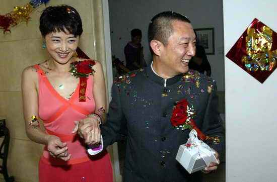 站在他身边的新娘,是相识才几个月的京圈大飒蜜刘蓓.