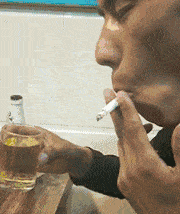 1,我们家楼下开了一家海鲜店,我们邻居关系一直挺和睦,自从我穿起了