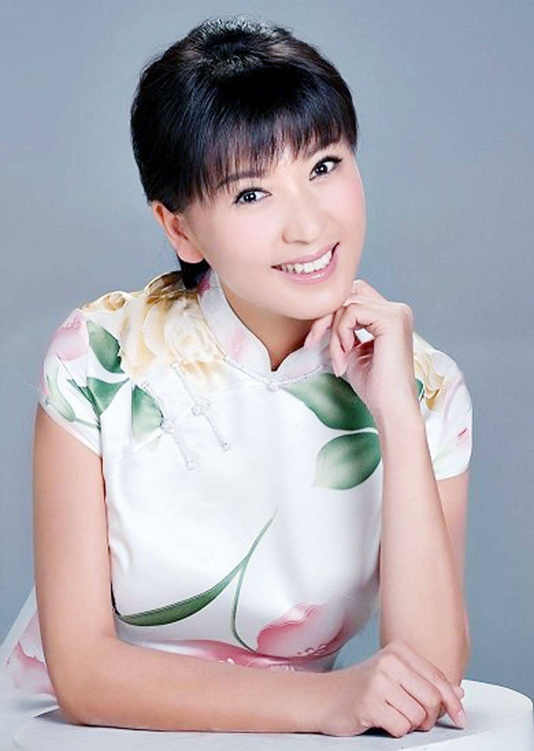 原创演员闫学晶45岁生小女儿演艺圈的大孝女49岁成了婆婆