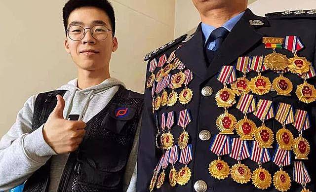 勋章民警程鹏曾被毒贩枪抵脑门从警33年4次个人一等功