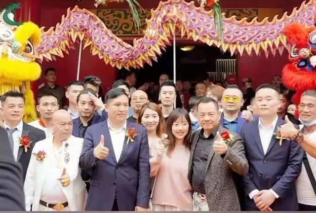 崩牙驹为母亲办寿宴席开20桌不见江湖人第4任妻子罕见露面