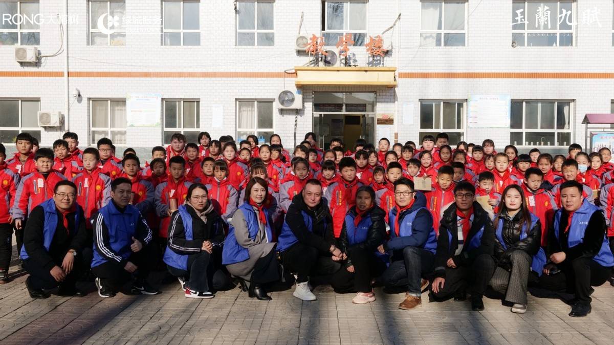 保定一所山区小学102名学生穿上冬季校服_地产