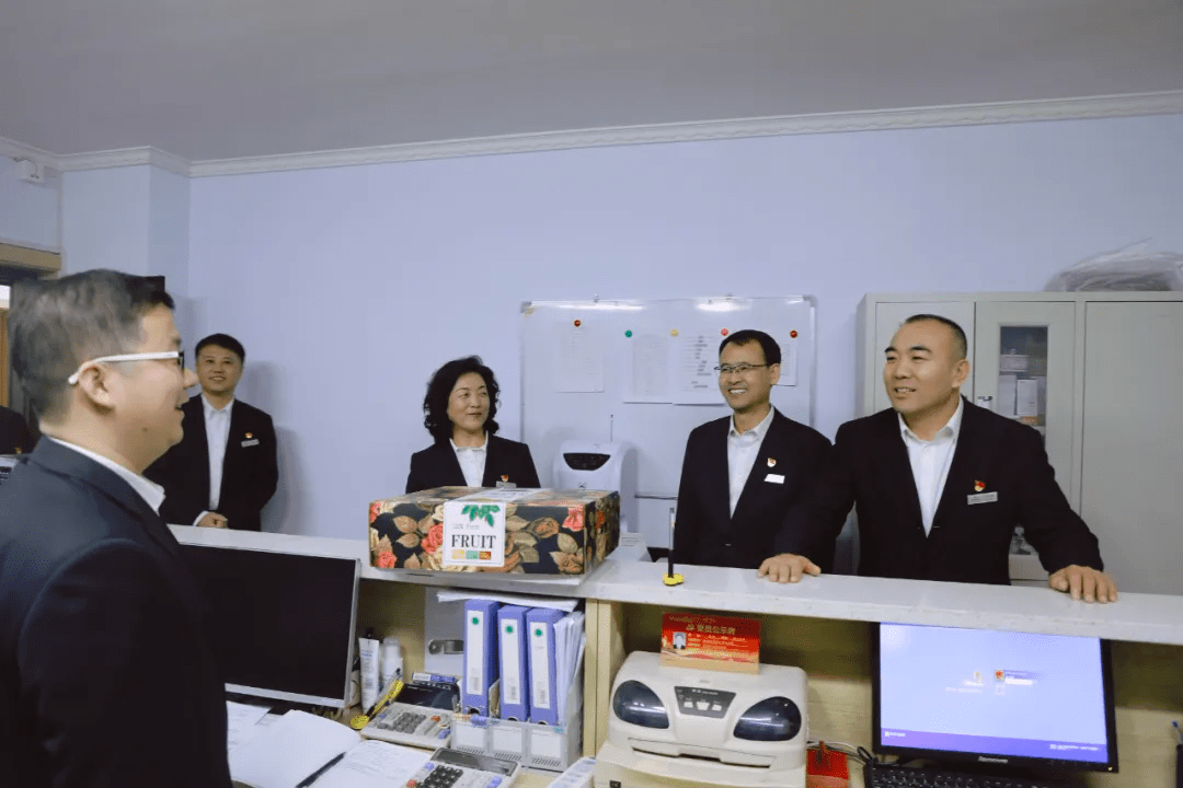 省联社晋城审计中心党组书记李向阳一行深入晋城农商银行慰问一线员工