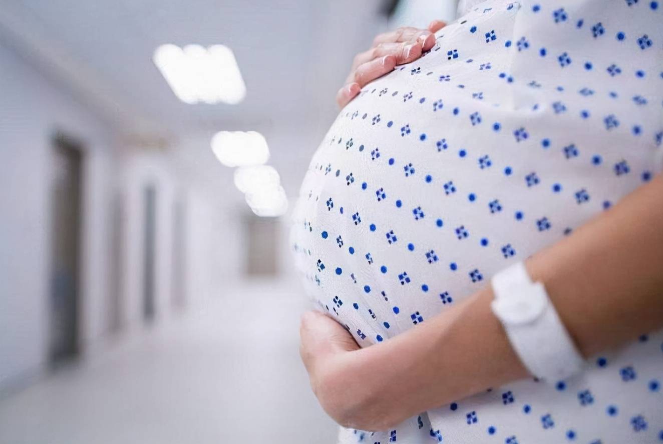 西安8个月孕妇流产,医院门口＂苦等＂2小时,谁能为悲剧买单？