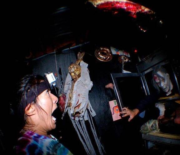 这个鬼屋名为麦卡米庄园(mckamey manor),位于美国,这里有"全世界最