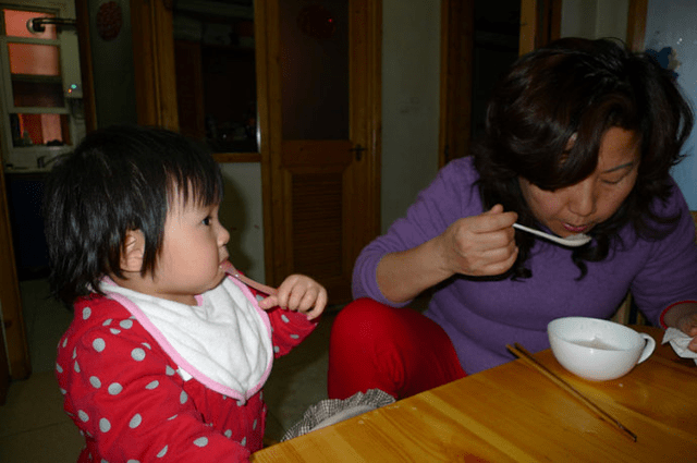 奶奶容易在孩子辅食上＂下黑手＂,伤脾胃还影响长高,妈妈快阻止