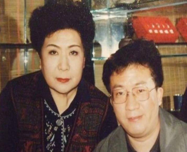 50年代,马增蕙演唱的《双窝车》《大窗帘》《城乡乐》,多半是词写得俏