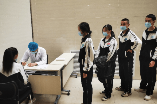 高考体检时学生需全部脱光?